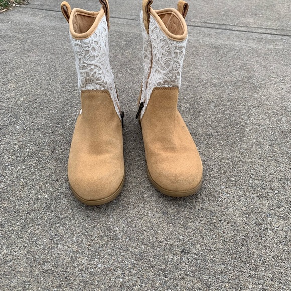 Girls UGGS - Picture 2 of 3